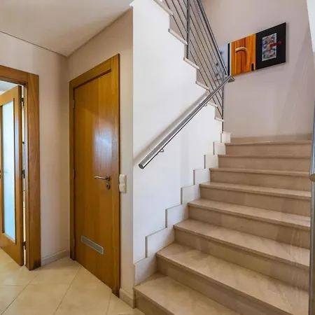 Hugo - Bright Modern Walk To Restaurants Holiday home *