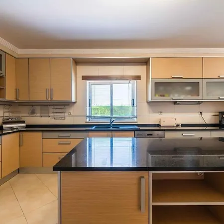 Ferienhaus Hugo - Bright Modern Walk To Restaurants Albufeira