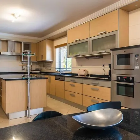 Hugo - Bright Modern Walk To Restaurants Villa