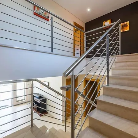 Hugo - Bright Modern Walk To Restaurants Villa *