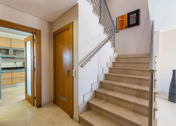 Hugo - Bright Modern Walk To Restaurants Villa *