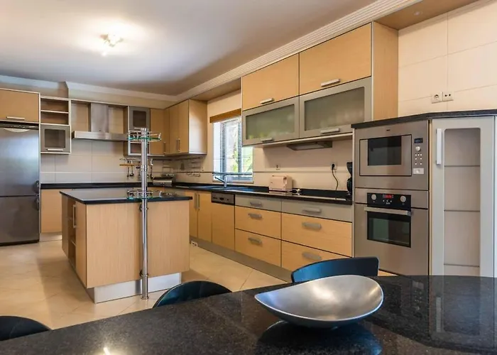 Hugo - Bright Modern Walk To Restaurants Villa