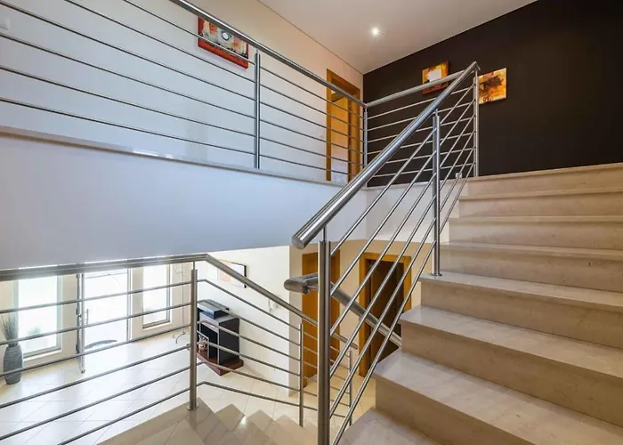 Hugo - Bright Modern Walk To Restaurants Villa *