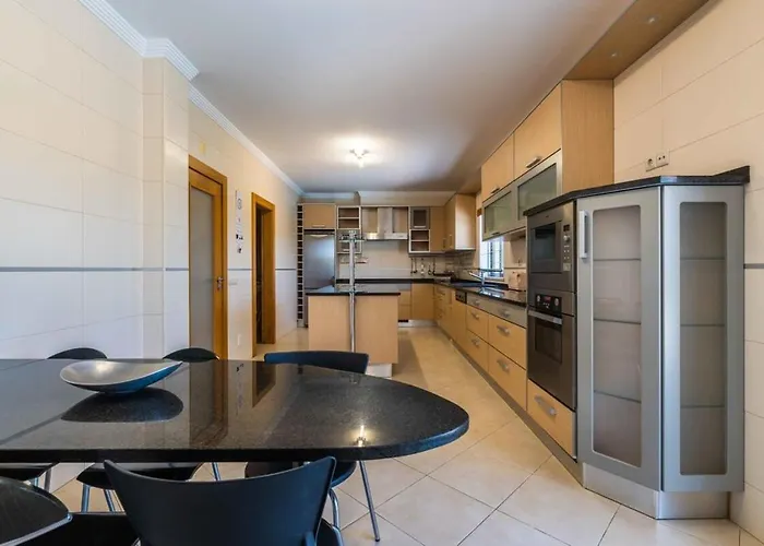 Villa Hugo - Bright Modern Walk To Restaurants *