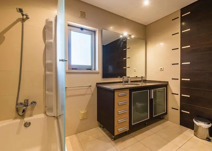 Hugo - Bright Modern Walk To Restaurants Villa